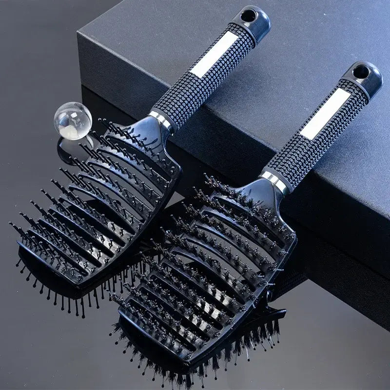 Massage du cuir chevelu avec une brosse à cheveux