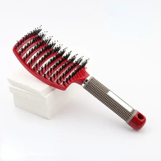 Massage du cuir chevelu avec une brosse à cheveux
