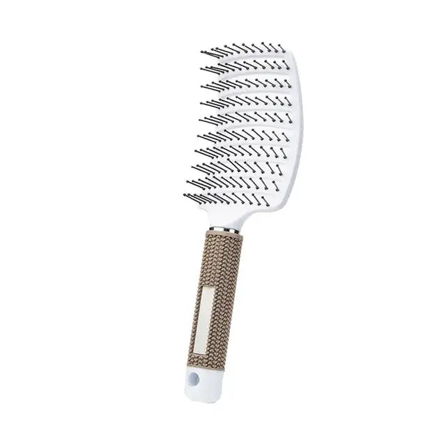 Massage du cuir chevelu avec une brosse à cheveux