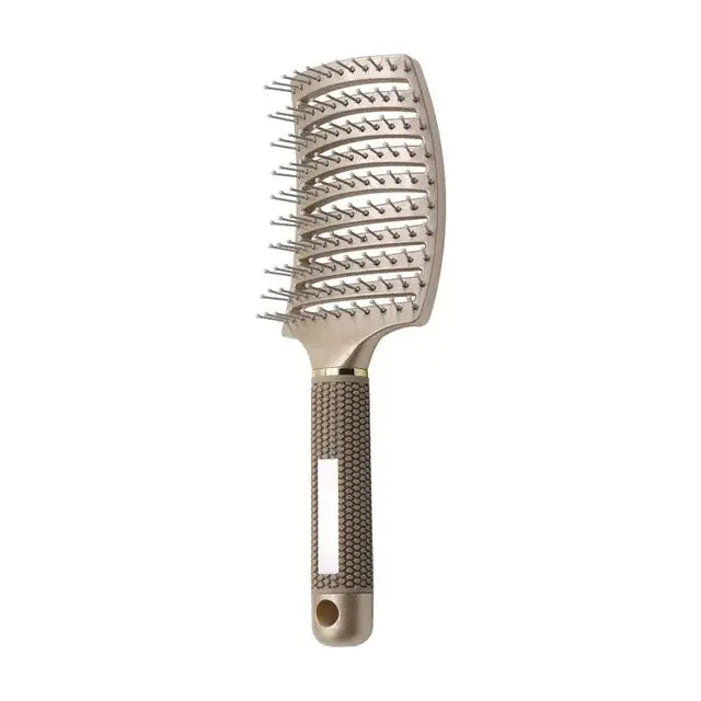 Massage du cuir chevelu avec une brosse à cheveux