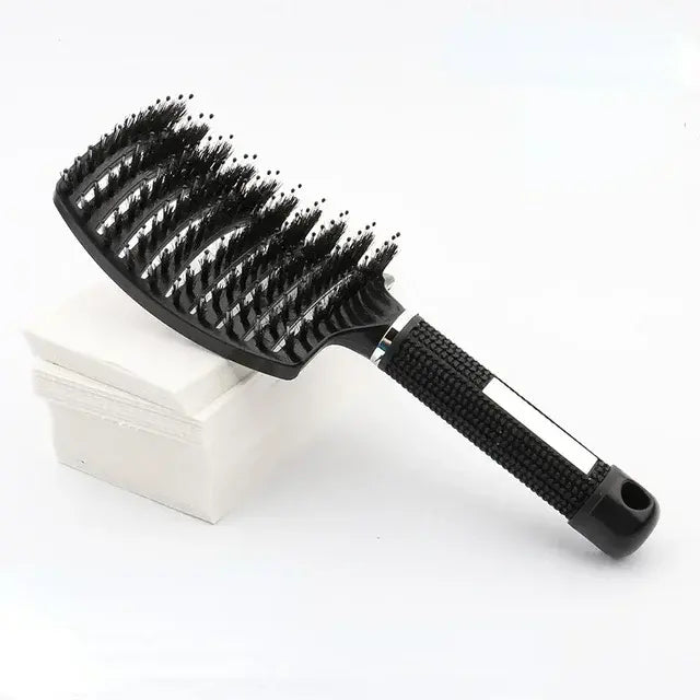 Massage du cuir chevelu avec une brosse à cheveux