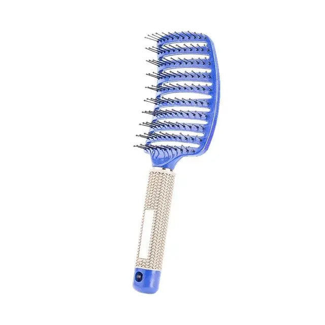 Massage du cuir chevelu avec une brosse à cheveux