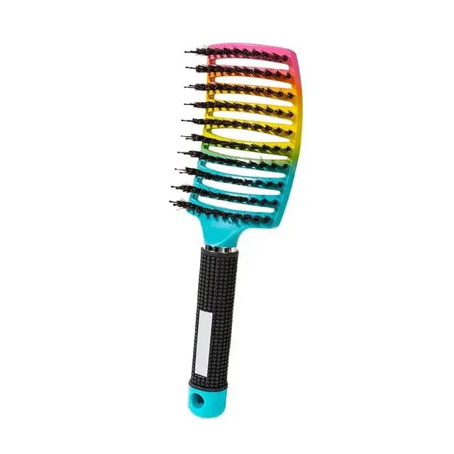 Massage du cuir chevelu avec une brosse à cheveux